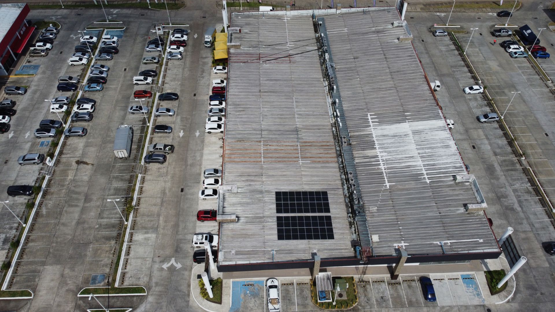 uniplaza paneles solares